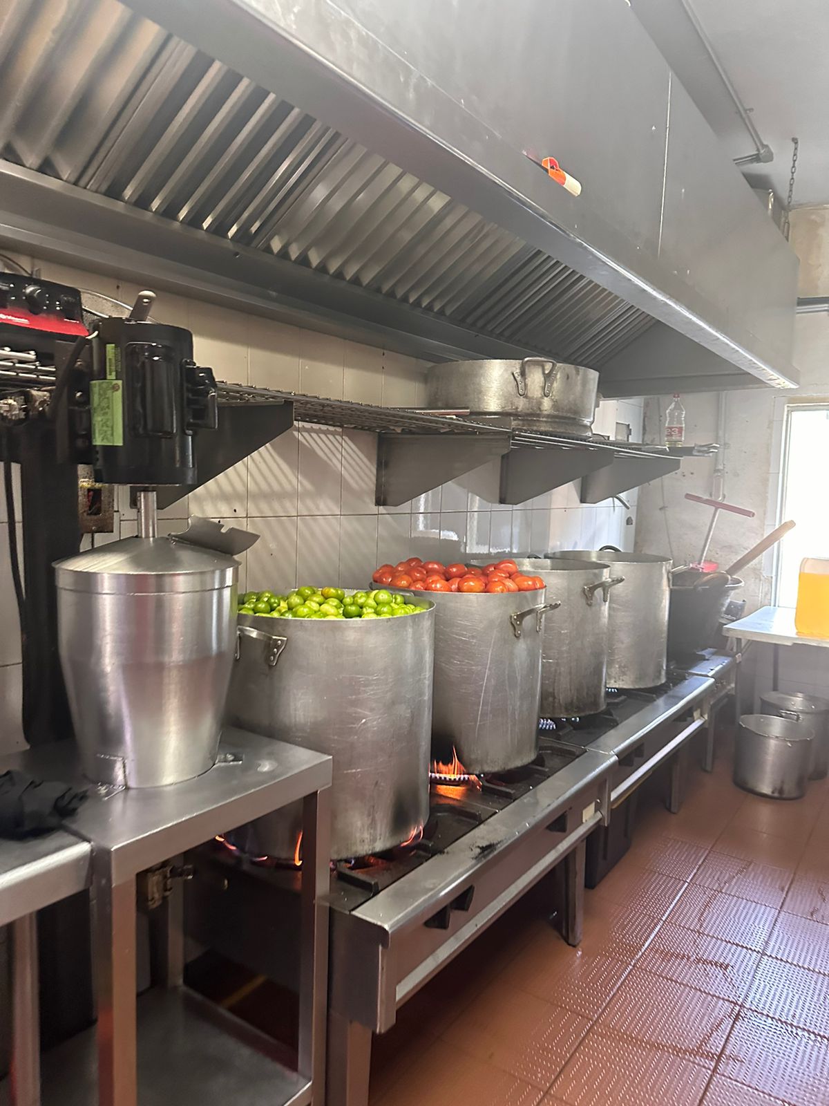 Cocina industrial en plena operación