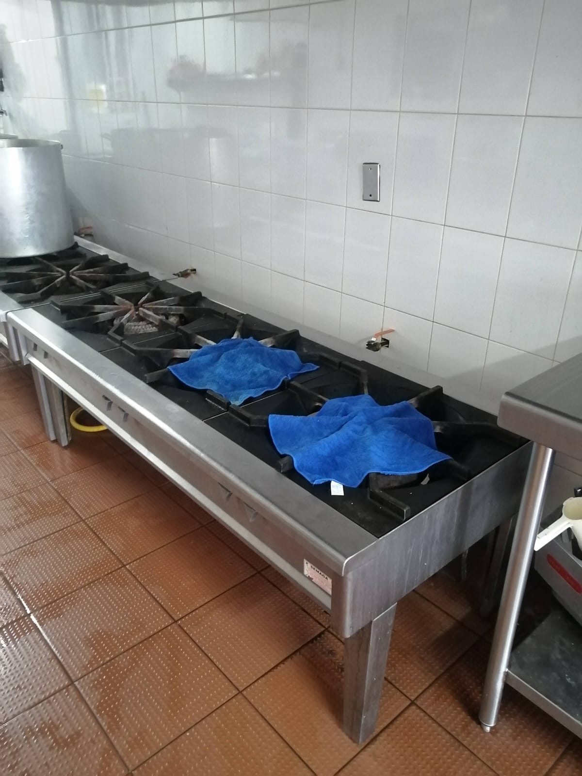Estufas industriales instaladas en comedor